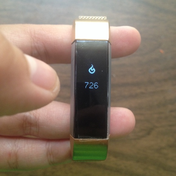 Fitbit Alta with gold strap - Picture 4 of 7